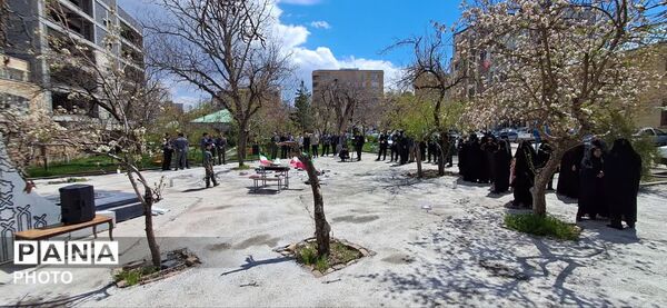 نمایش دانش‌آموزان دختر در سوگ شهدای میناب