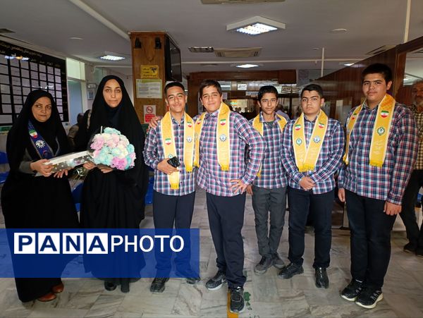 قدردانی پیشتازان دبیرستان باقریه از فرشتگان سفیدپوش در بیمارستان موسی بن جعفر(ع)