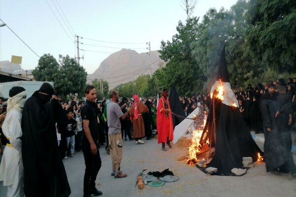 مراسم نمادین آتیش زدن خیمه ها در عصر روز عاشورا در شهر بار
