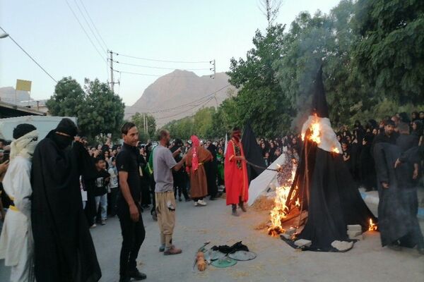 مراسم نمادین آتیش زدن خیمه ها در عصر روز عاشورا در شهر بار