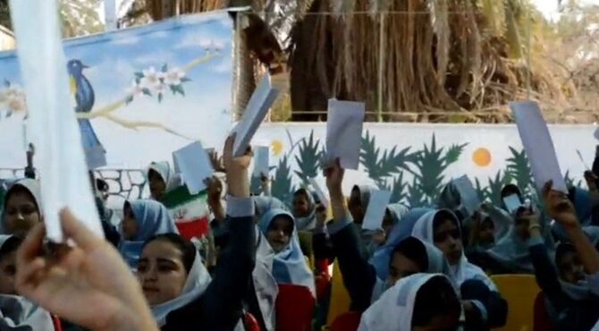  نواختن زنگ عاطفه‌ها در دبستان جمهوری اسلامی شهرستان طبس