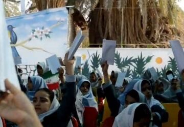  نواختن زنگ عاطفه‌ها در دبستان جمهوری اسلامی شهرستان طبس