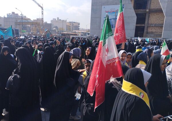 راهپیمایی ۱۳ آبان در میدان شهدا مشهد