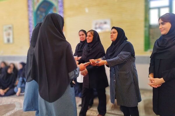 تجلیل از دانش‌آموزان برتر علمی، قرآنی و سرود دبیرستان فرهیختگان شهرستان باشت
