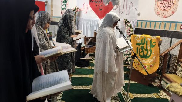 نوجوانان دختر در اعتکاف؛ لحظاتی سرشار از نماز و معنویت