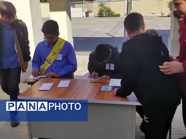 مشارکت پرشور دانش‌آموزان در انتخابات شورای پیشتاز مدرسه کوثر