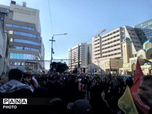 مشهد سیاه‌پوش شد؛ وداع پرشور مردم با رهبر