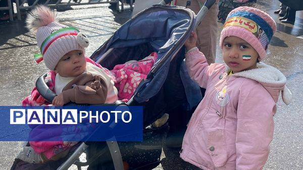 حضور پرشور کودکان در راهپیمایی ۲۲ بهمن