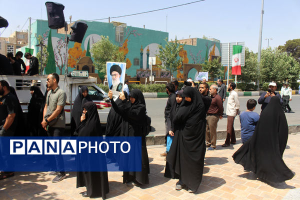 اجتماع مردم قم به‌مناسبت قیام 15 خرداد در مقابل بیت تاریخی امام خمینی(ره)