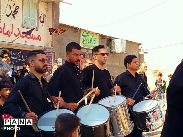 مراسم دسته‌روی زنجیرزنی ظهر عاشورا در روستای فدافن کاشمر