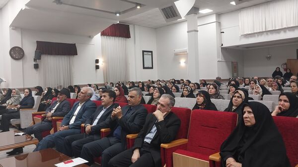 جلسه انجمن اولیا و مربیان در دبیرستان دوره دوم آرمینه مصلی نژاد