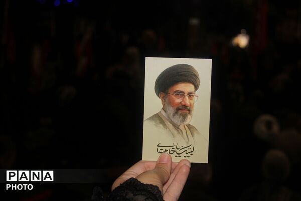 نگاهی به سیمای نورانی رهبر شهید در دست مردم