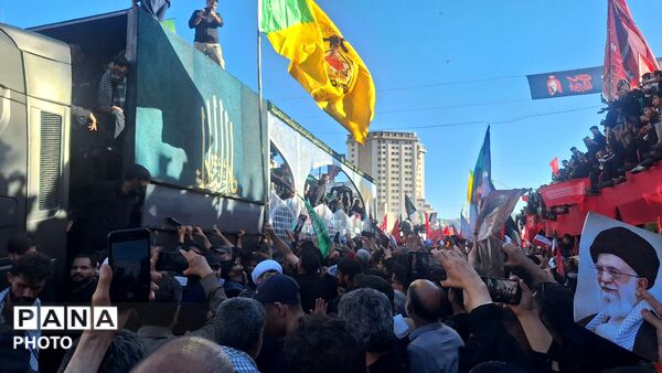 مشهد، در آغوشِ حرم، با رهبر شهید وداع کرد