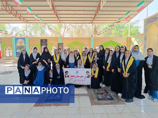 مراسم غبارروبی گلزار شهدا با حضور دانش‌آموزان و خانواده‌های شهدا