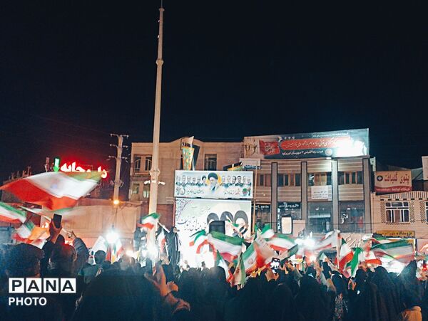 بیعت پر‌شور دانش‌آموزان دهه هشتادی با رهبر معظم جمهوری‌اسلامی در شهرستان فیروزکوه