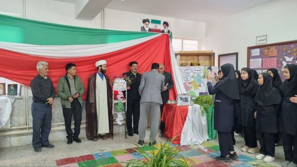 نواخته شدن زنگ کتاب و کتابخوانی در دبیرستان سمیه نوخندان