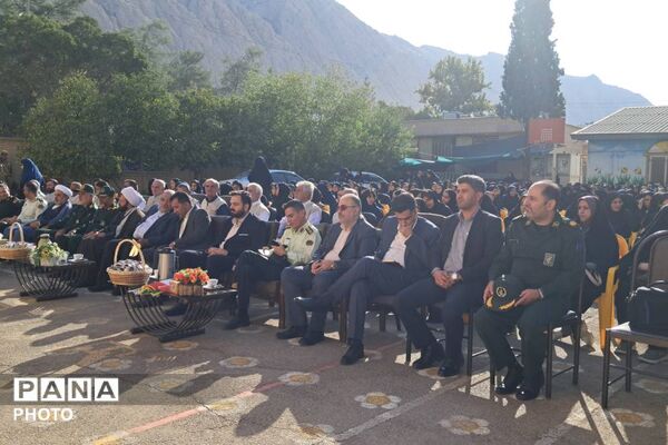 آغاز سال تحصیلی با یاد شهدا در دبیرستان فاطمیه زرقان