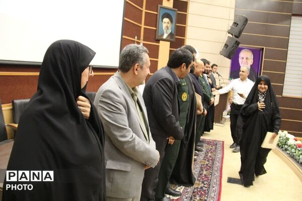تقدیر از کارمندان نمونه اداره آموزش و پرورش چهاردانگه
