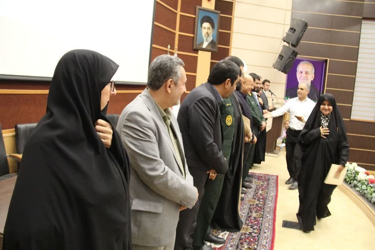 تقدیر از کارمندان نمونه اداره آموزش و پرورش چهاردانگه