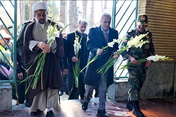 آیین گلباران مزار شهدا با حضور مسئولان شهرستان رباط‌کریم