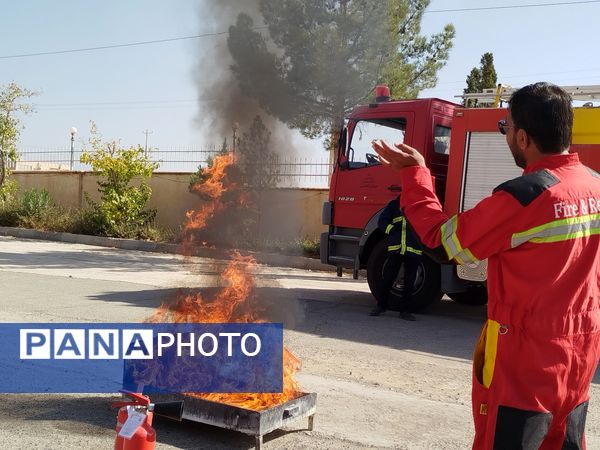 مانور آتش نشانی به مناسبت هفته پدافند غیر عامل در دانشگاه پیام نور کاشمر