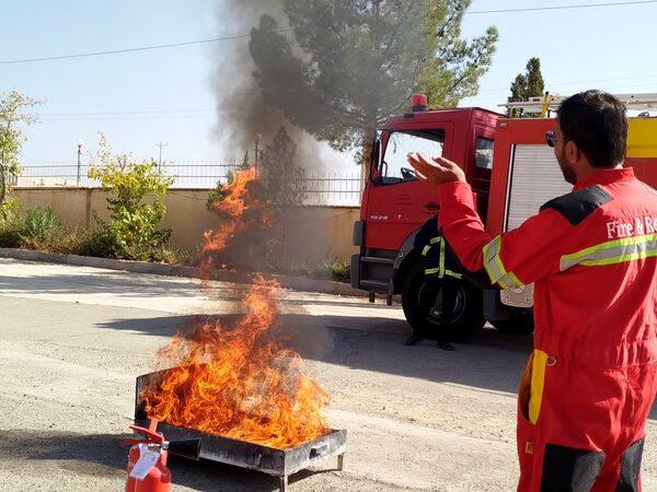 مانور آتش نشانی به مناسبت هفته پدافند غیر عامل در دانشگاه پیام نور کاشمر