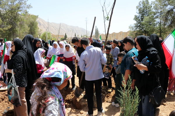 دانش‌آموزان و فرهنگیان زرقانی در بیتاب میناب 