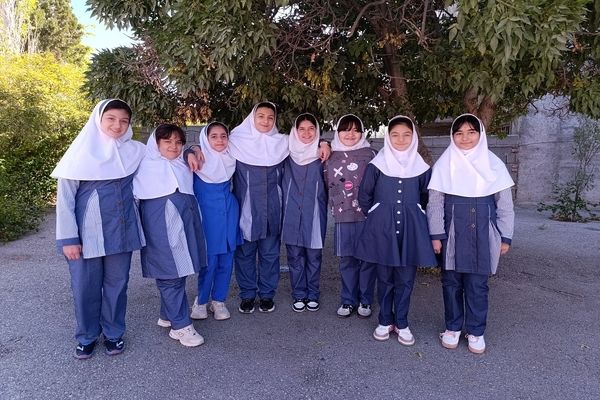 عکس یادگاری از کلاس ششم ابتدایی مدرسه شکوفه‌های امید خلخال