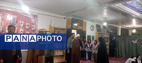 شرکت دانش‌آموزان دبستان حضرت فاطمه(س) در مراسم سالگرد شهدای خدمت