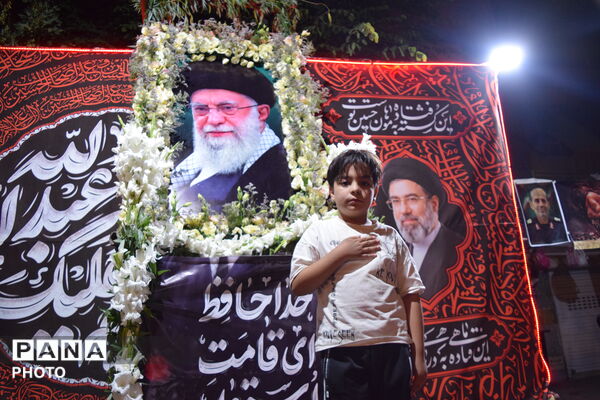 ادای احترام آینده‌سازان فارسان به تصویر رهبر شهید