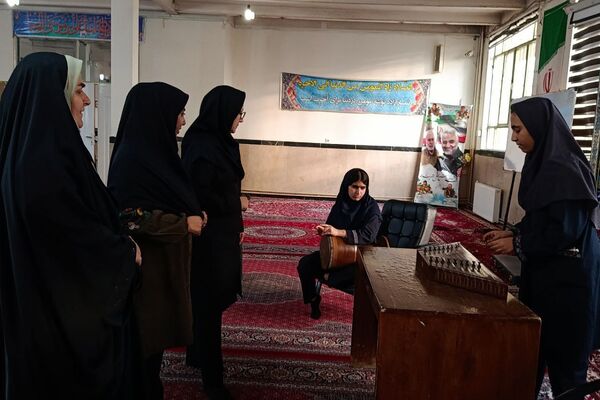 نمایشگاه فرهنگی و هنری دبیرستان عترت