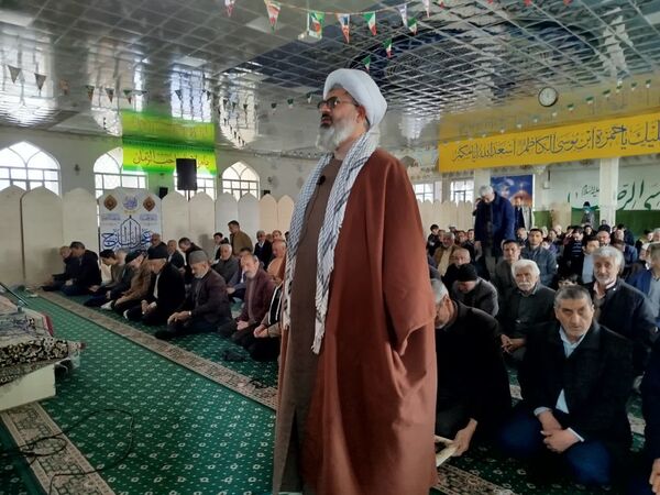 اقامه نماز جماعت بعد از  راهپیمایی در کاشمر 