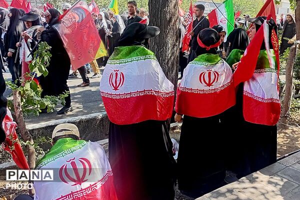 خروش نوجوانان در بدرقه رهبر شهید