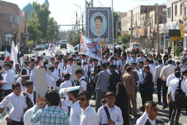 راهپیمایی روز دانش‌آموز در شهرستان بم