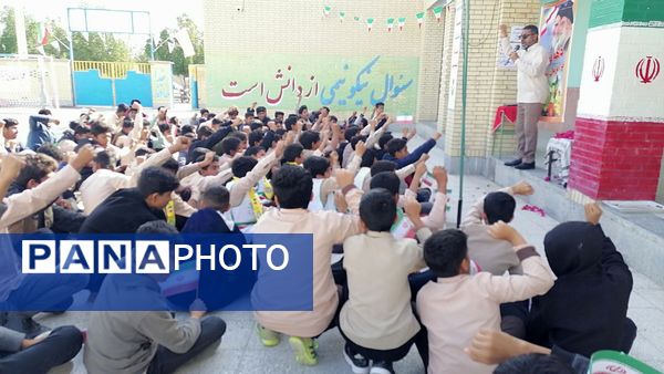 مدارس سندرک یکپارچه در شور انقلابی؛ زنگ انقلاب به صدا درآمد