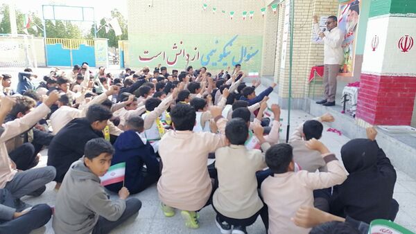 مدارس سندرک یکپارچه در شور انقلابی؛ زنگ انقلاب به صدا درآمد