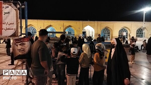 غرفه دهه نودی ها در هشتاد و پنجمین شب از اجتماعات مردمی حسینیه امام خمینی نیشابور 
