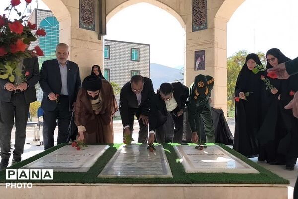 تجدید میثاق با خون شهدا؛ گلباران گلزار شهدای فیروزکوه همزمان با هفته دفاع مقدس
