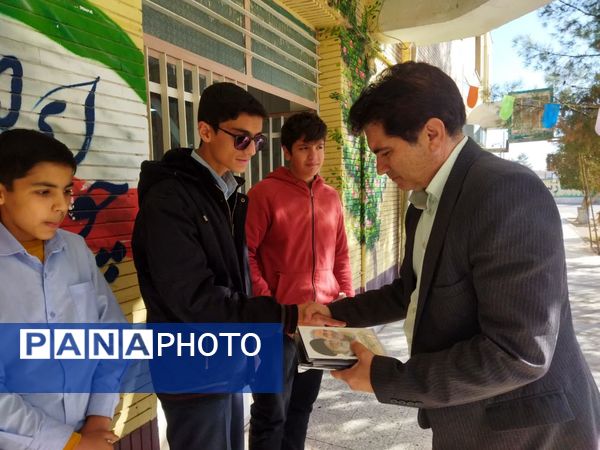 تقدیر از دانش‌آموزان فعال حوزه فرهنگی و مذهبی دبیرستان نمونه دانش