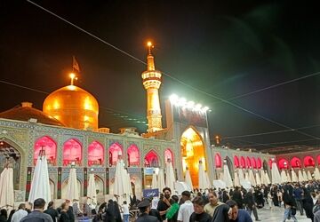 صحن‌های حرم رضوی، میزبان خیل عزاداران رهبر شهید شد