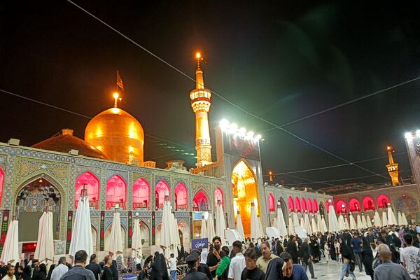 صحن‌های حرم رضوی، میزبان خیل عزاداران رهبر شهید شد