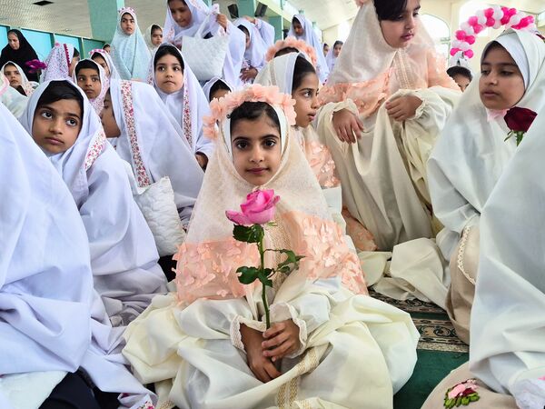 آیین سپیدپوشان؛ جشن تکلیف دختران عنبرآباد