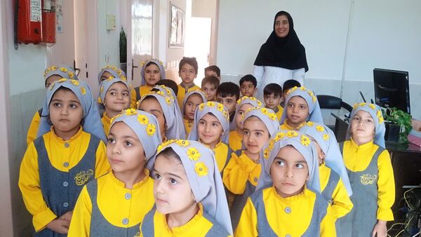 قدردانی از کارکنان خانه‌های بهداشت روستای فدافن در روز پرستار