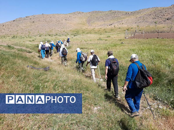 کوه‌پیمایی پیشکسوتان قم در آستانه سالگرد ارتحال حضرت امام(ره)