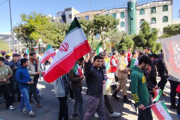 حضور دانش‌آموزان مدرسه نمونه‌‍دولتی استاد مطهری در راهپیمایی ۱۳ آبان