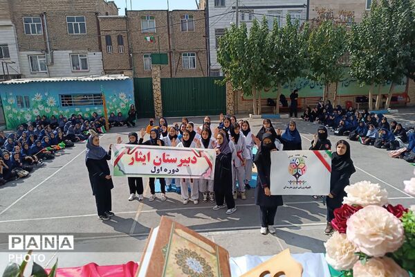  حرکات های ورزشی توسط ورزشکاران دبیرستان ایثار یک  به مناسبت هفته تربیت بدنی 