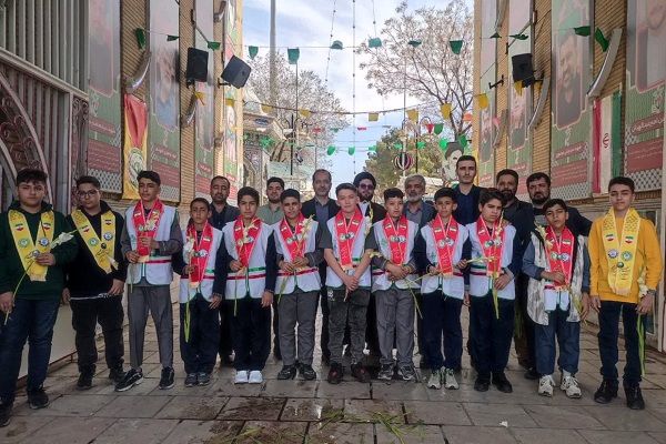 ادای احترام دانش‌آموزان پیشتاز قم به شهدا در آخرین روز سال