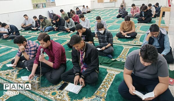 برپایی جلسه هفتگی زیارت عاشورا در دبیرستان شاهد مالک اشتر 