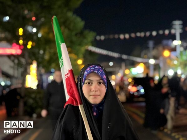 حضور کودکان انقلابی کرج در راهپیمایی‌های شبانه