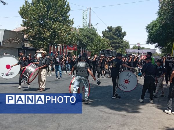 عزاداری ظهر  عاشورا در خیابان‌های شهر نیشابور 